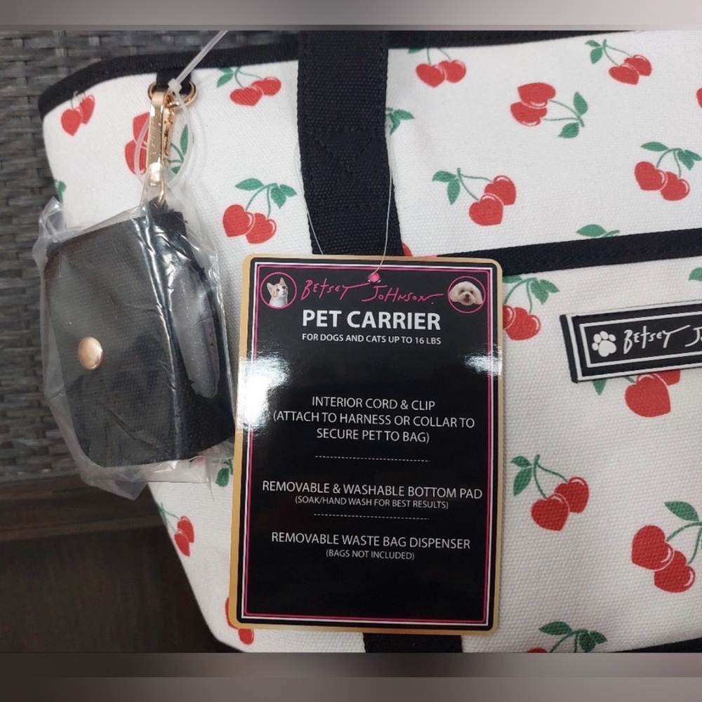 NEW BETSEY JOHNSON TSA-compliant pet carrier 16 LBS WHITE BLACK CHERRY PRINT - Picture 6 of 9